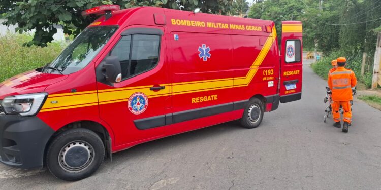 Buraco na via causa queda de ciclista em Arcos