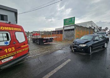 Formiga: colisão entre carro e caminhão na Avenida Brasil deixa uma pessoa ferida