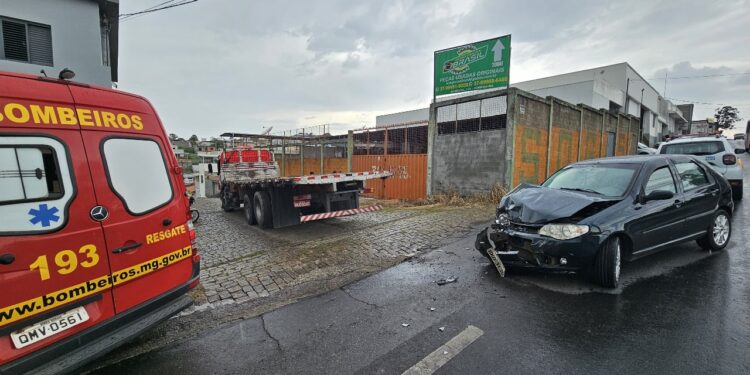 Formiga: colisão entre carro e caminhão na Avenida Brasil deixa uma pessoa ferida