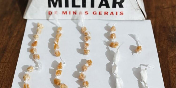 Adolescente é apreendido com drogas no bairro Brasília em Arcos