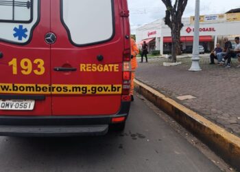 Idoso desmaia na Praça Ferreira Pires e é socorrido pelo Corpo de Bombeiros