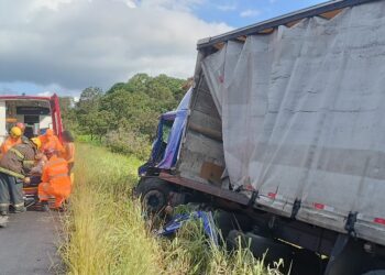 Formiga: motorista fica preso às ferragens após colisão entre caminhões na BR-354