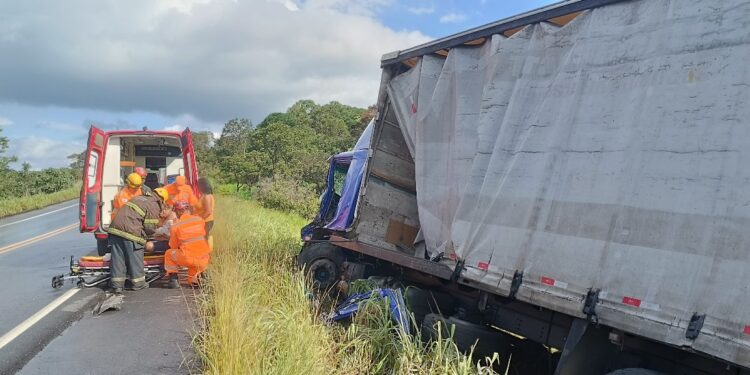 Formiga: motorista fica preso às ferragens após colisão entre caminhões na BR-354