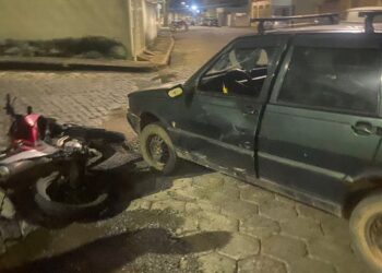 Formiga: colisão entre carro e moto deixa motociclista ferido no bairro Vila Ferreira