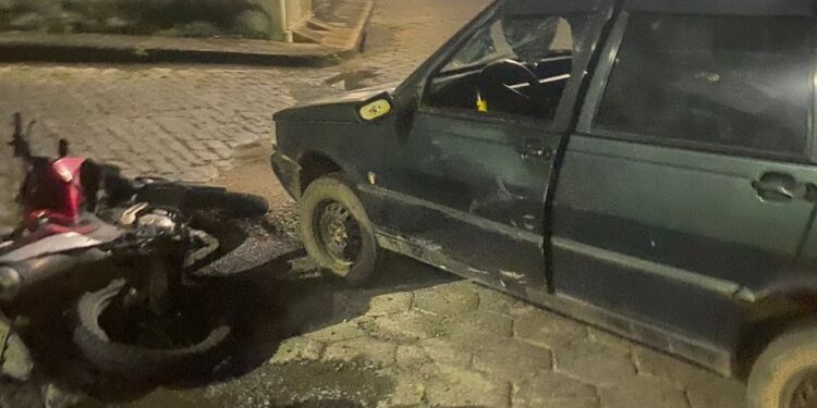 Formiga: colisão entre carro e moto deixa motociclista ferido no bairro Vila Ferreira