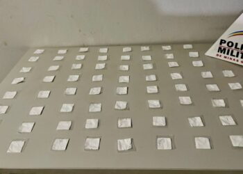 Formiga: homem que arremessava telhas no bairro da Lajinha é preso; com ele também foram encontrados papelotes de cocaína