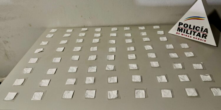 Formiga: homem que arremessava telhas no bairro da Lajinha é preso; com ele também foram encontrados papelotes de cocaína