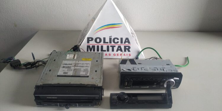 Polícia Militar recupera aparelho de som furtado e prende suspeito em Formiga
