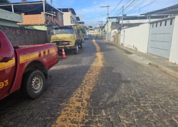 Formiga: óleo derramado na rua Alfa é contido por bombeiros