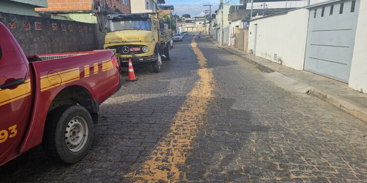 Formiga: óleo derramado na rua Alfa é contido por bombeiros