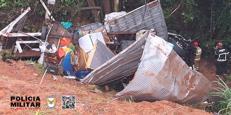 Formiga: caminhão cai em abismo na BR-354 e deixa um homem gravemente ferido