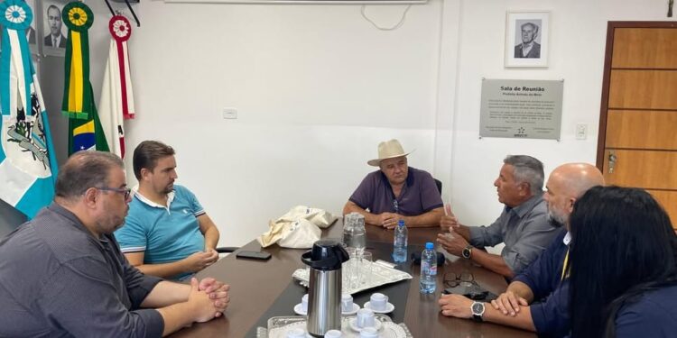 Prefeito Itamar da Tamafe se reúne com representantes do Sest/Senat para implantação do Programa Jovem Aprendiz em Pains