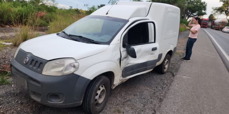 Formiga: colisão entre carro e moto deixa motociclista ferido na BR-354