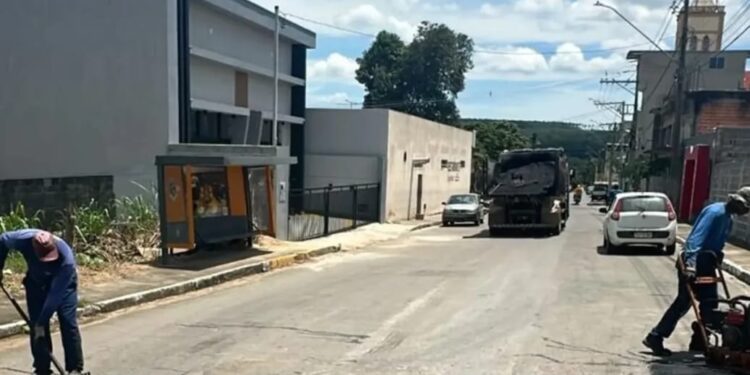 Prefeitura de Córrego Fundo inicia operação tapa-buracos para melhorar as ruas