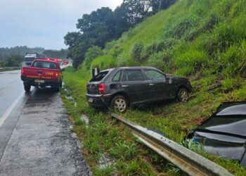 Homem fica ferido após carro capotar na MG-050 em Formiga