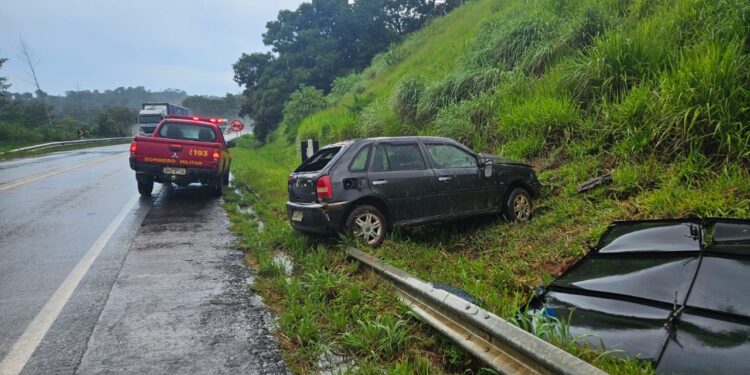 Homem fica ferido após carro capotar na MG-050 em Formiga