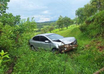 Carro aquaplana e cai em abismo na BR-354 em Formiga