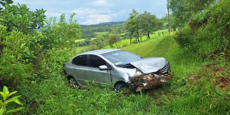 Carro aquaplana e cai em abismo na BR-354 em Formiga