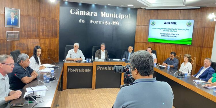 Audiência pública debate instalação de escola cívico-militar em Formiga