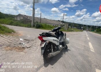 Acidente entre motocicleta e carreta deixa mãe e filha feridas na MG-050, em Formiga