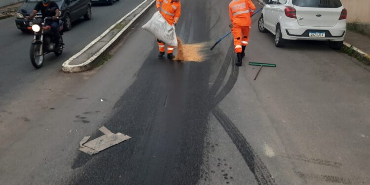 Bombeiros intervêm em derramamento de óleo e garantem segurança no trânsito em Formiga