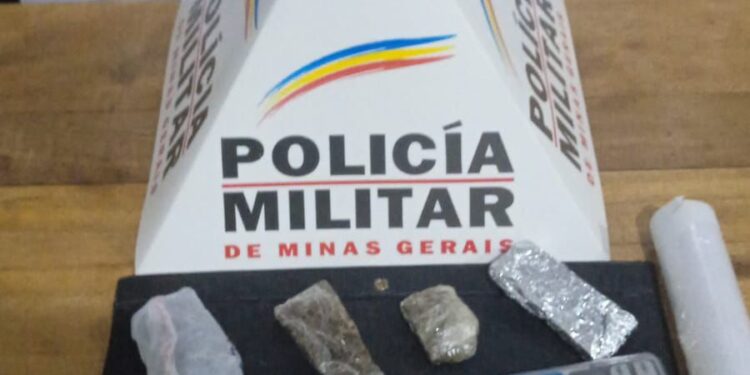 Polícia Militar de Bambuí prende homem com drogas e materiais de tráfico no bairro Lava-Pés