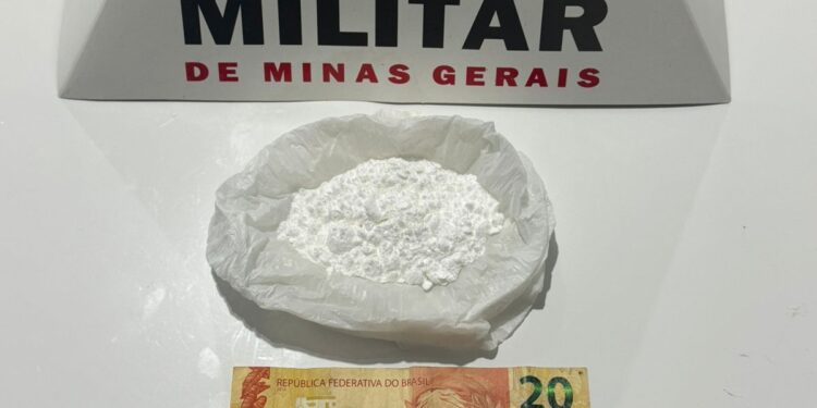 Homem de 18 anos é preso por tráfico de drogas durante fiscalização de trânsito em Bambuí