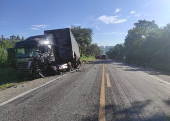 Uma pessoa morre e duas ficam feridas em batida entre caminhão e carreta na MG-050