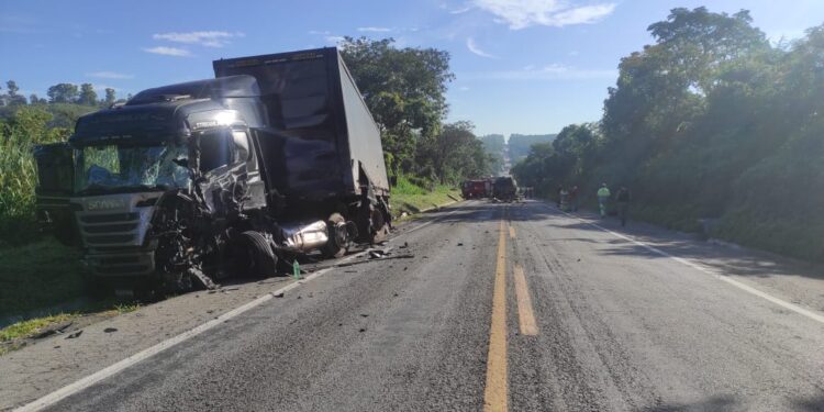 Uma pessoa morre e duas ficam feridas em batida entre caminhão e carreta na MG-050