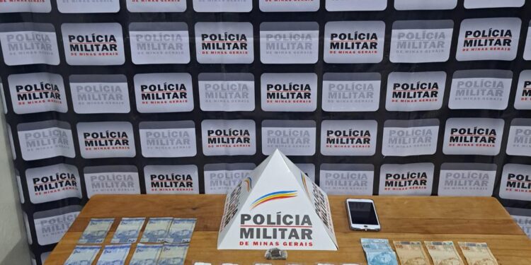 Menor é apreendido pela Polícia Militar por tráfico de drogas em Medeiros