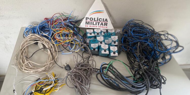 Casal é preso após furtar fios e equipamentos elétricos de obra em Formiga