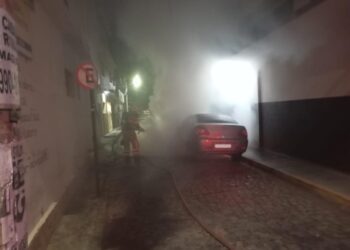Incêndio destrói veículo no Centro de Formiga