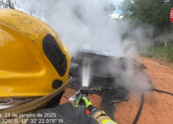 Incêndio destrói veículo em estrada de acesso à Comunidade Padre Doutor