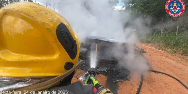 Incêndio destrói veículo em estrada de acesso à Comunidade Padre Doutor