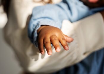 Suspeita de ‘comprar’ bebê de 8 dias é presa em cidade de Minas