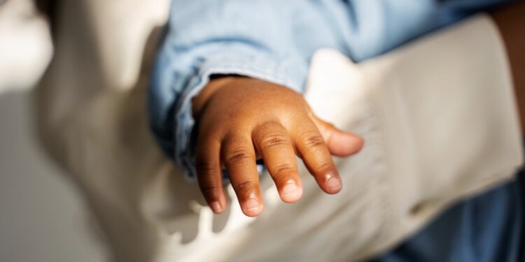 Suspeita de ‘comprar’ bebê de 8 dias é presa em cidade de Minas