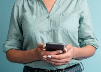 Mãe fala mal de escola nas redes sociais e é condenada por danos morais; entenda o caso