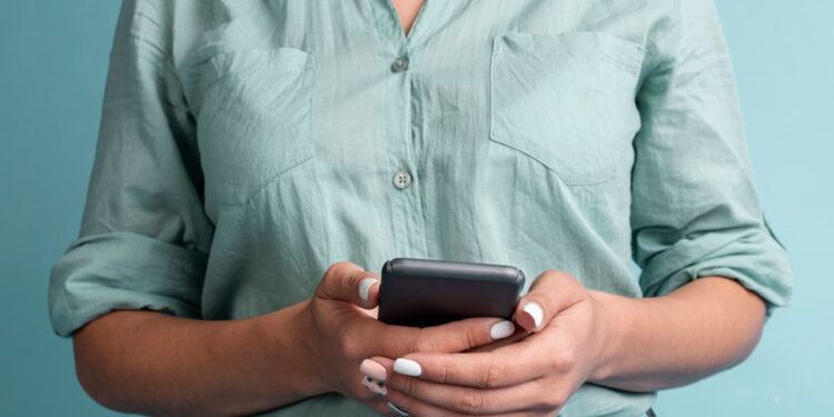 Mãe fala mal de escola nas redes sociais e é condenada por danos morais; entenda o caso