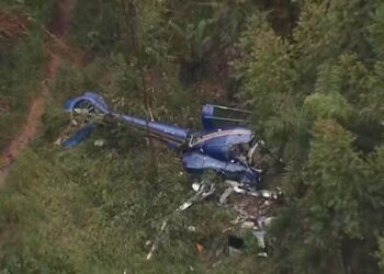 Helicóptero com 4 pessoas cai na Grande SP; criança e piloto sobrevivem e casal morre