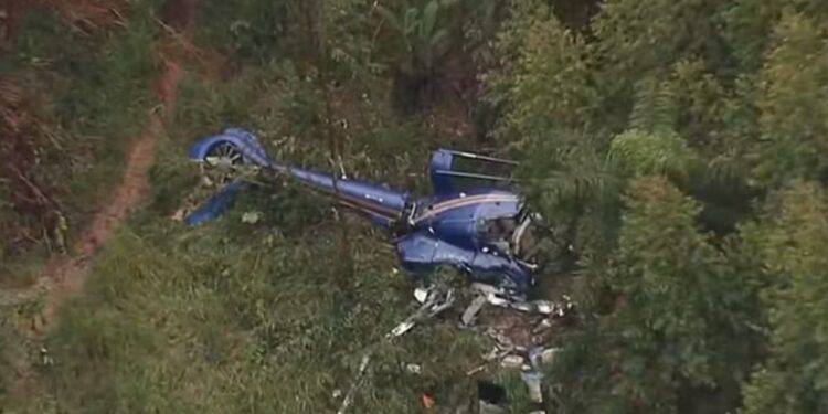 Helicóptero com 4 pessoas cai na Grande SP; criança e piloto sobrevivem e casal morre