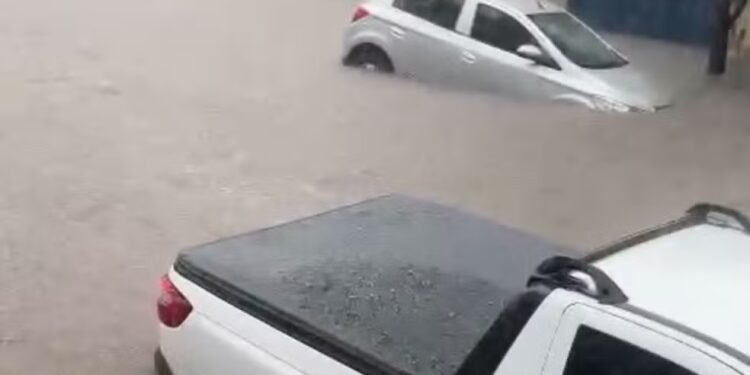 Temporal arrasta carros e deixa ruas alagadas em diversos pontos de Divinópolis