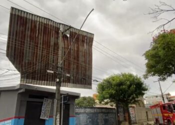 Telhado de imóvel é arrancado pelo vento durante temporal, atinge a rede elétrica e causa transtornos em BH