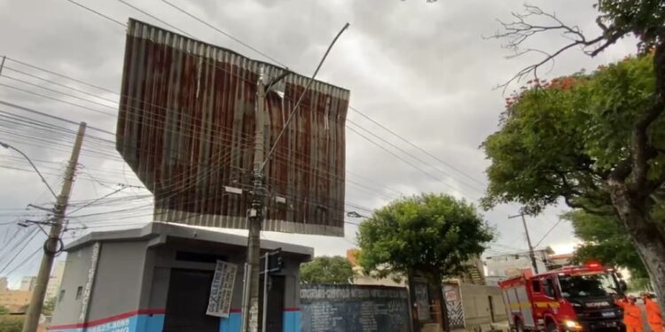 Telhado de imóvel é arrancado pelo vento durante temporal, atinge a rede elétrica e causa transtornos em BH