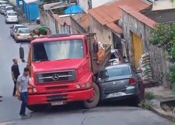 Caminhão atinge carros e casas após motorista sem CNH ignorar proibição em morro de BH
