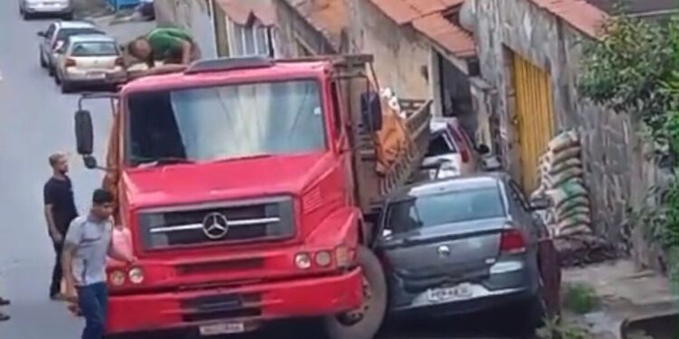 Caminhão atinge carros e casas após motorista sem CNH ignorar proibição em morro de BH