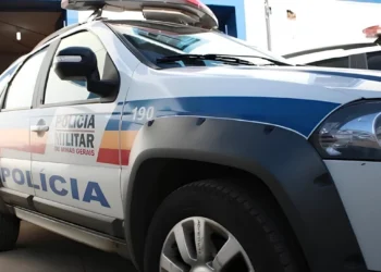 Idoso é preso em Minas por perturbação de sossego após jogar pedras em uma casa