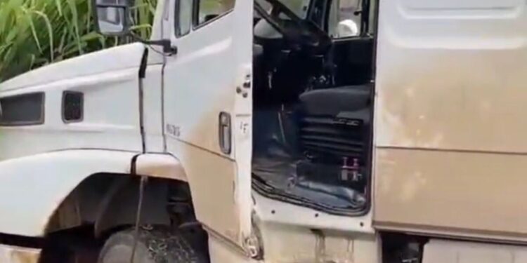 Homem tem mal súbito, bate caminhão, engasga com dentadura, e é salvo pela PM