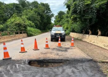 Cratera se abre em ponte e interdita MG-188; veja opção de desvio
