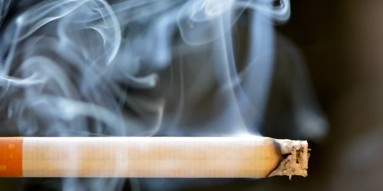 Casa de idosa pega fogo após mulher dormir com cigarro aceso