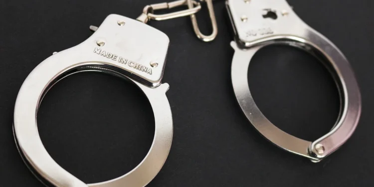 Mulher é presa ao jogar óleo quente no rosto de sobrinho após sumiço de carregador de celular